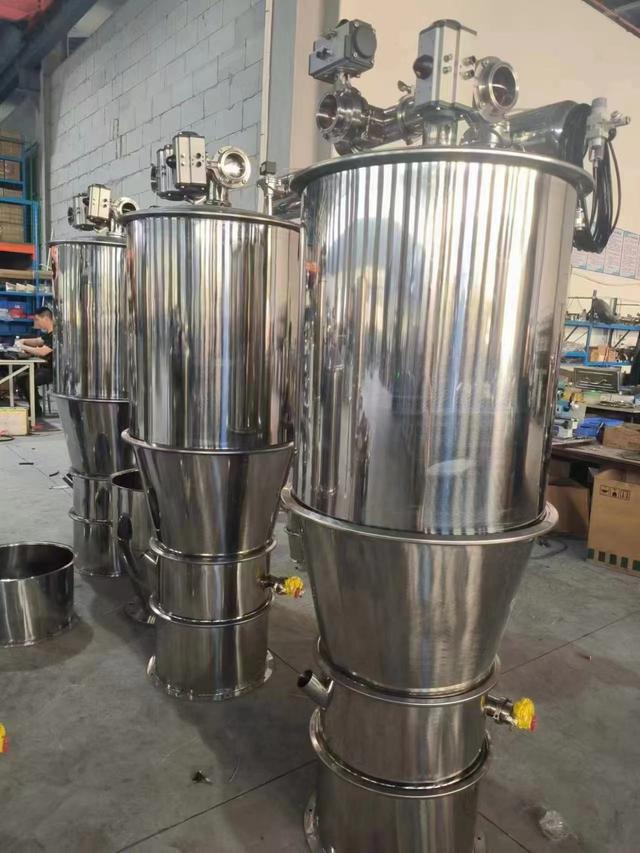 真空上料機是目前國外較為先進完善的粉粒混合物料的真空輸送設(shè)備